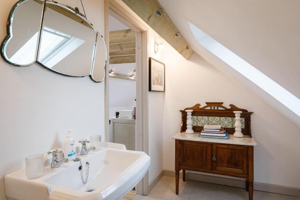 Stylish Cottage In The Pewsey Vale Marlborough Exterior photo