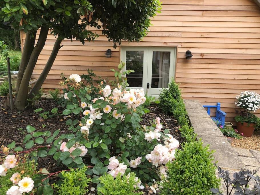 Stylish Cottage In The Pewsey Vale Marlborough Exterior photo