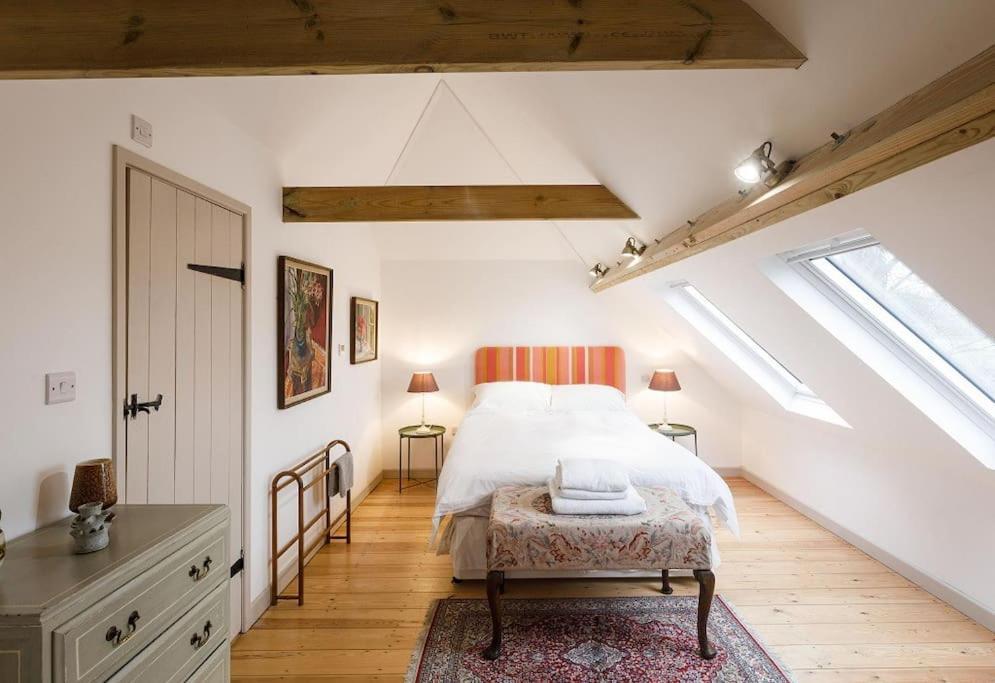Stylish Cottage In The Pewsey Vale Marlborough Exterior photo