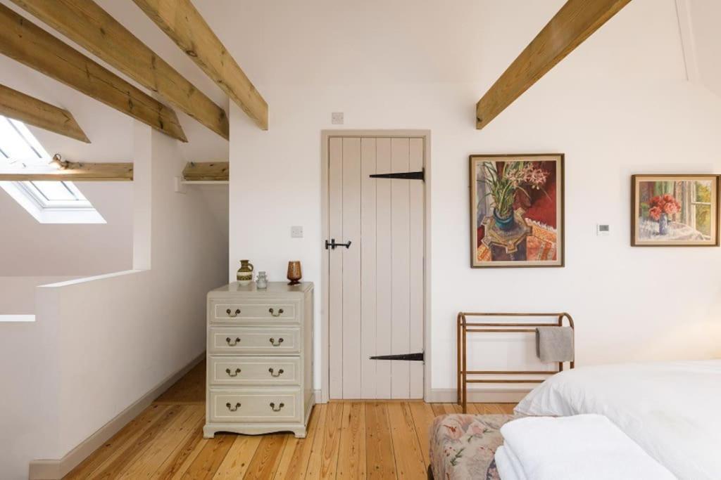 Stylish Cottage In The Pewsey Vale Marlborough Exterior photo